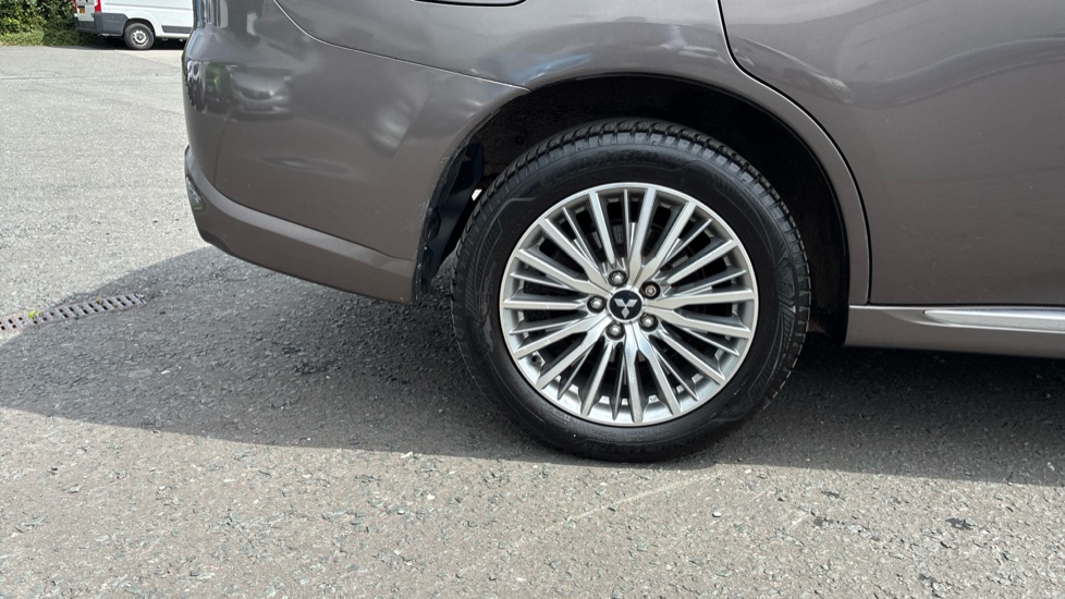 Mitsubishi Outlander 2.4 PHEV Exceed 5dr Auto Estate - Image 23