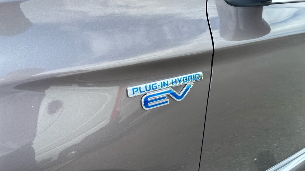 Mitsubishi Outlander 2.4 PHEV Exceed 5dr Auto Estate - Image 25