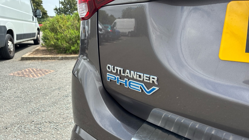 Mitsubishi Outlander 2.4 PHEV Exceed 5dr Auto Estate - Image 26