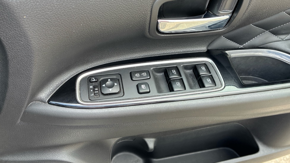 Mitsubishi Outlander 2.4 PHEV Exceed 5dr Auto Estate - Image 32