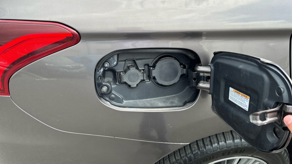 Mitsubishi Outlander 2.4 PHEV Exceed 5dr Auto Estate - Image 35