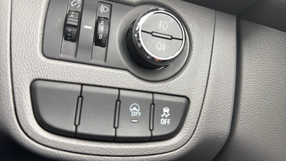 Vauxhall Viva 1.0 SL 5dr Petrol Hatchback - Image 28