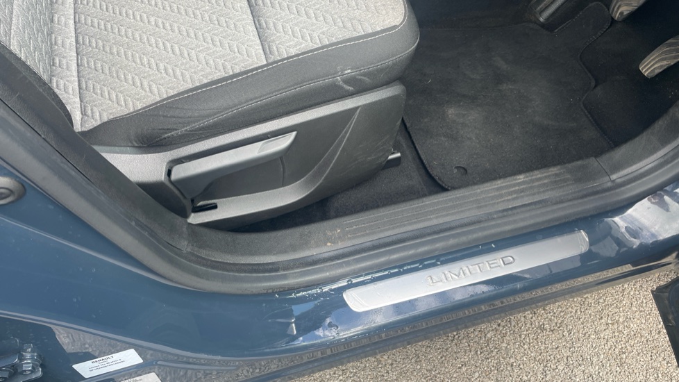 Renault Captur 1.0 TCE 90 Limited 5dr Petrol Hatchback - Image 36
