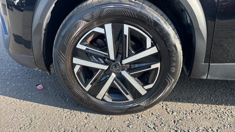 Peugeot 2008 1.2 PureTech Active 5dr Petrol Estate - Image 23