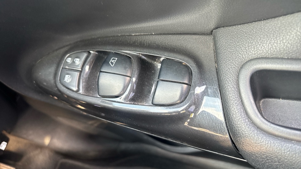 Nissan Juke 1.6 [112] Tekna 5dr CVT [Bose] Petrol Hatchback - Image 24