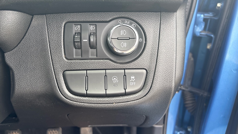 Vauxhall Viva 1.0 SE 5dr [A/C] Petrol Hatchback - Image 25