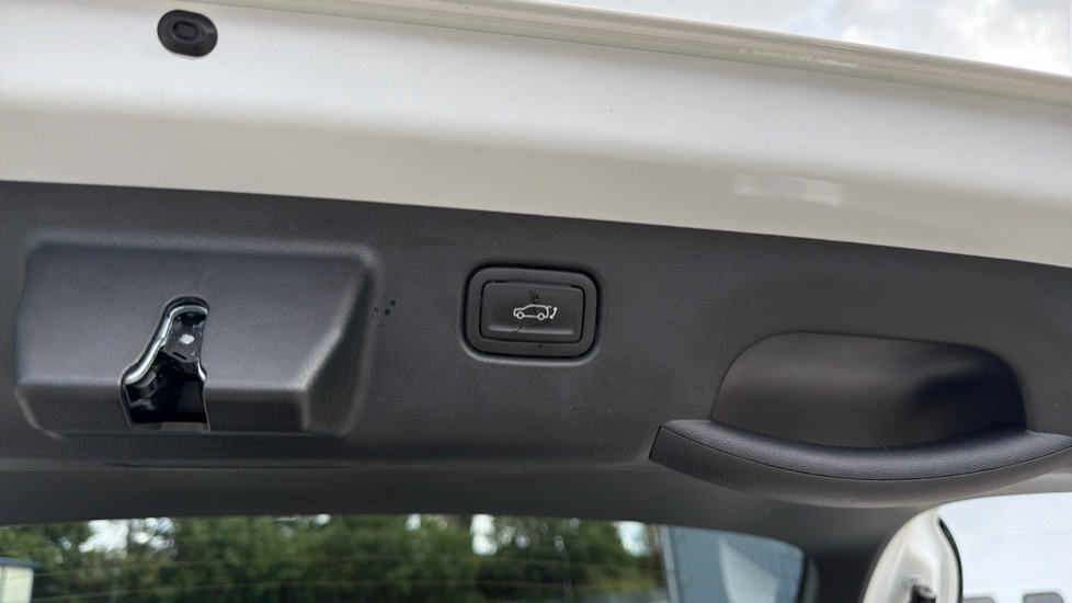 Hyundai KONA 1.6 Hybrid 129 Ultimate 5dr DCT Hybrid Hatchback - Image 46