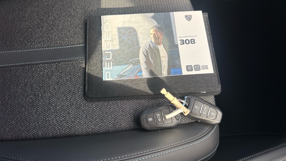 Peugeot 308 1.2 Hybrid 136 Allure 5dr e-DSC6 Petrol Hatchback - Image 19