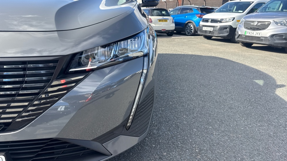 Peugeot 308 1.2 Hybrid 136 Allure 5dr e-DSC6 Petrol Hatchback - Image 21