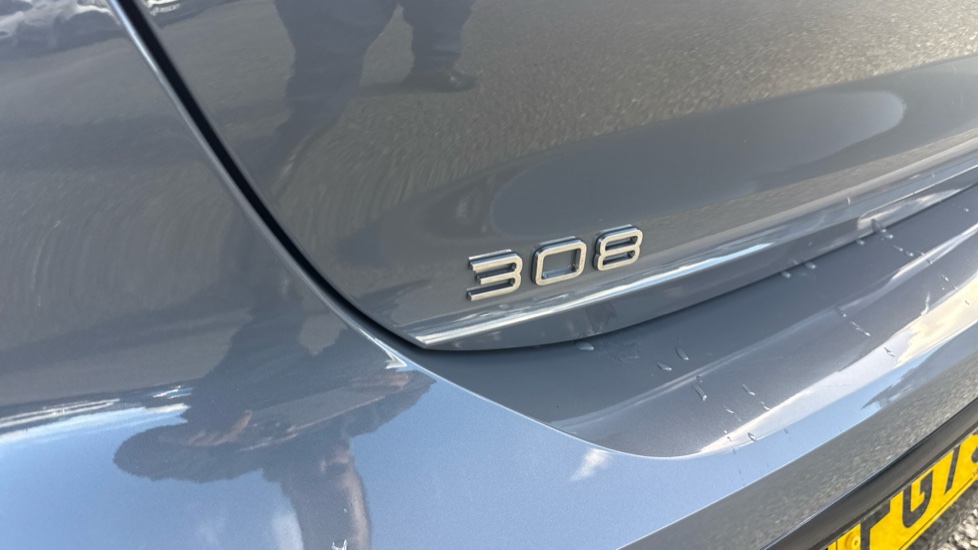 Peugeot 308 1.2 Hybrid 136 Allure 5dr e-DSC6 Petrol Hatchback - Image 25