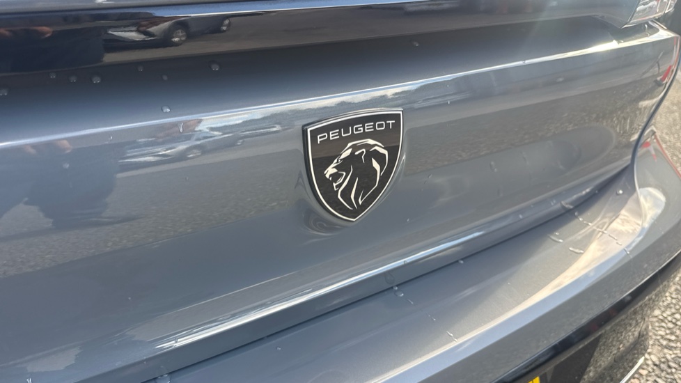 Peugeot 308 1.2 Hybrid 136 Allure 5dr e-DSC6 Petrol Hatchback - Image 26