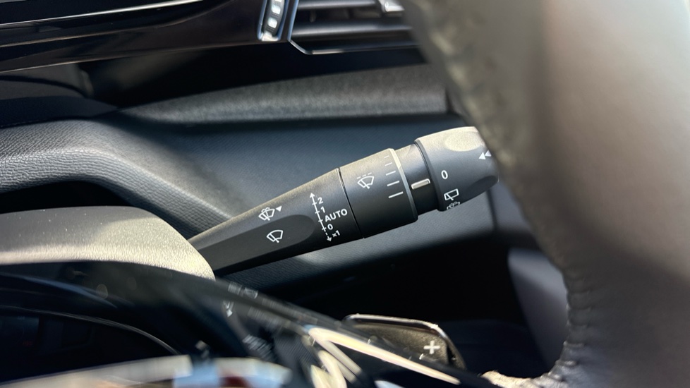 Peugeot 308 1.2 Hybrid 136 Allure 5dr e-DSC6 Petrol Hatchback - Image 32