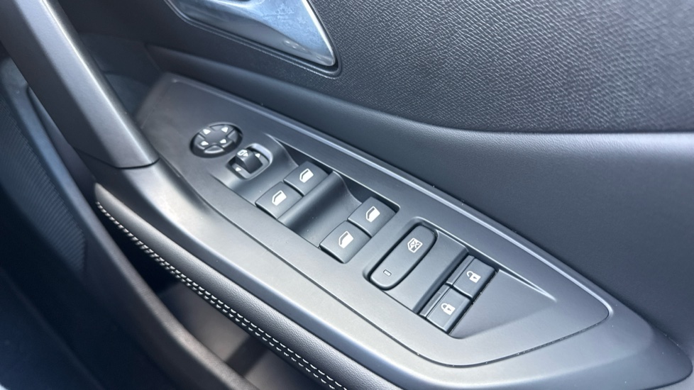 Peugeot 308 1.2 Hybrid 136 Allure 5dr e-DSC6 Petrol Hatchback - Image 34