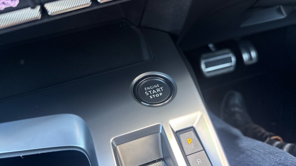 Peugeot 308 1.2 Hybrid 136 Allure 5dr e-DSC6 Petrol Hatchback - Image 38
