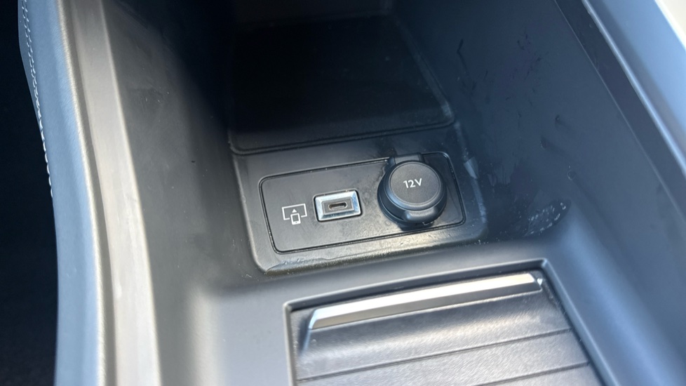 Peugeot 308 1.2 Hybrid 136 Allure 5dr e-DSC6 Petrol Hatchback - Image 39