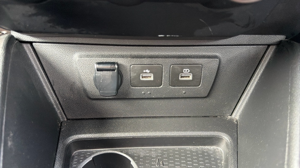 Dacia Duster 1.3 TCe 150 Prestige 5dr EDC Petrol Estate - Image 37