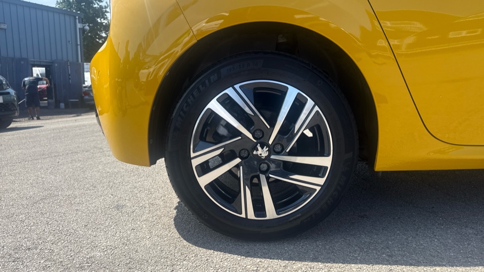Peugeot 208 1.2 PureTech 100 Allure Premium + 5dr Petrol Hatchback - Image 7
