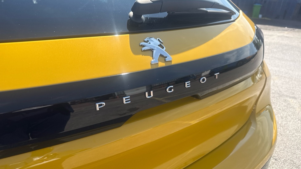 Peugeot 208 1.2 PureTech 100 Allure Premium + 5dr Petrol Hatchback - Image 25