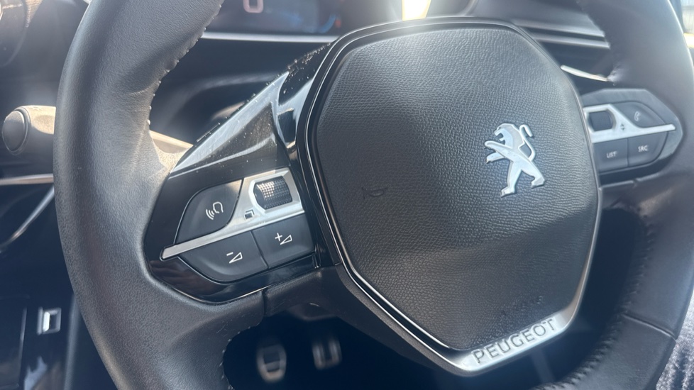 Peugeot 208 1.2 PureTech 100 Allure Premium + 5dr Petrol Hatchback - Image 30