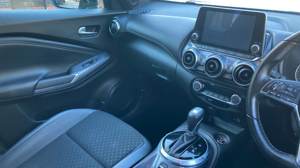 Nissan Juke 1.0 DiG-T 114 N-Connecta 5dr DCT Petrol Hatchback - Image 14