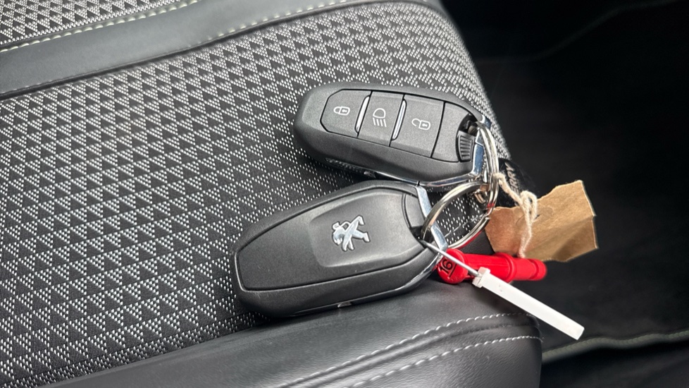 Peugeot 2008 100kW GT 50kWh 5dr Auto Electric Estate - Image 20