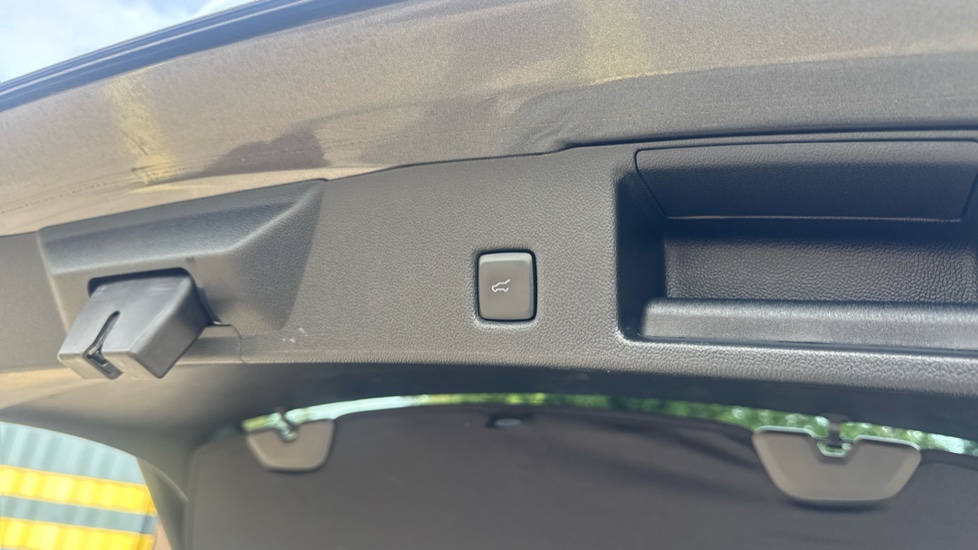 Ford Kuga 2.5 PHEV ST-Line X Edition 5dr CVT Estate - Image 50