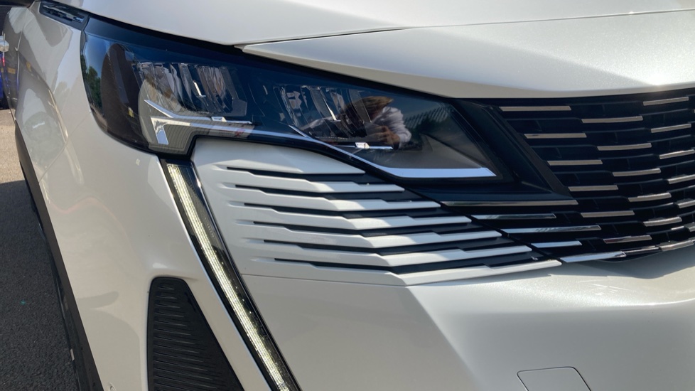 Peugeot 3008 1.2 PureTech Allure Premium+ 5dr EAT8 Petrol Estate - Image 23