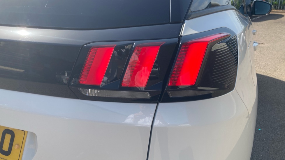 Peugeot 3008 1.2 PureTech Allure Premium+ 5dr EAT8 Petrol Estate - Image 35