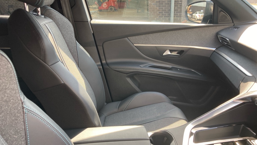 Peugeot 3008 1.2 PureTech Allure Premium+ 5dr EAT8 Petrol Estate - Image 36