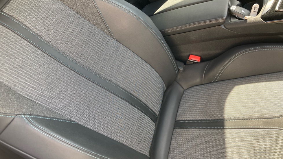 Peugeot 3008 1.2 PureTech Allure Premium+ 5dr EAT8 Petrol Estate - Image 38