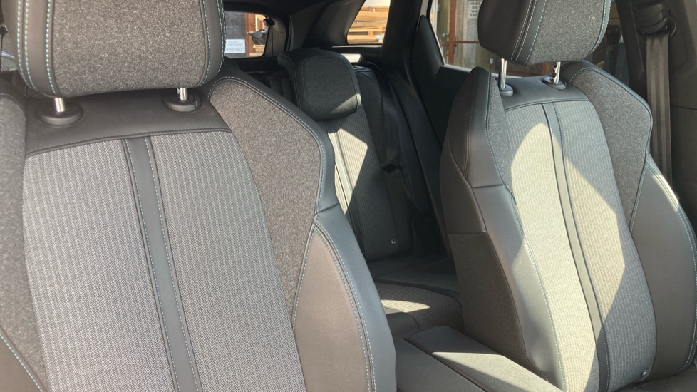 Peugeot 3008 1.2 PureTech Allure Premium+ 5dr EAT8 Petrol Estate - Image 39