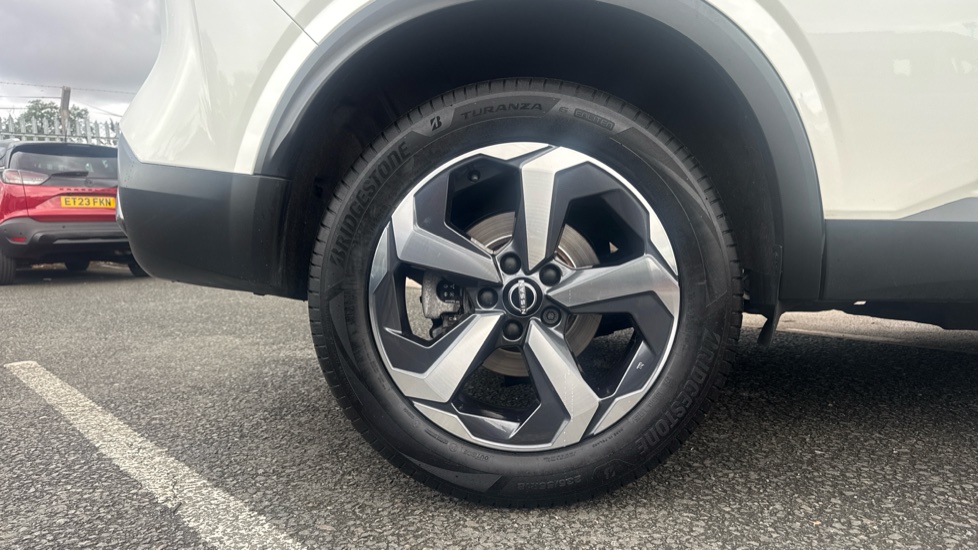 Nissan Qashqai 1.3 DiG-T MH N-Connecta 5dr Petrol Hatchback - Image 7