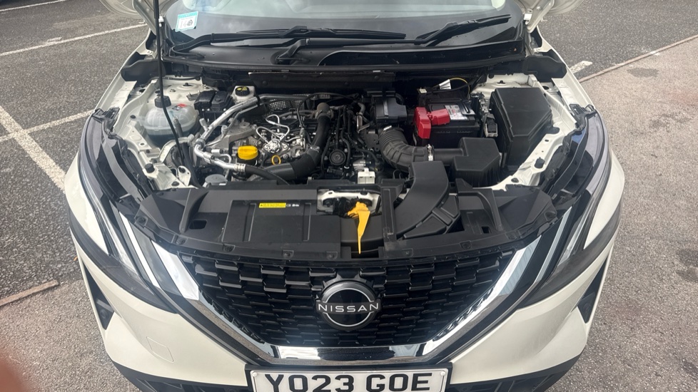 Nissan Qashqai 1.3 DiG-T MH N-Connecta 5dr Petrol Hatchback - Image 8