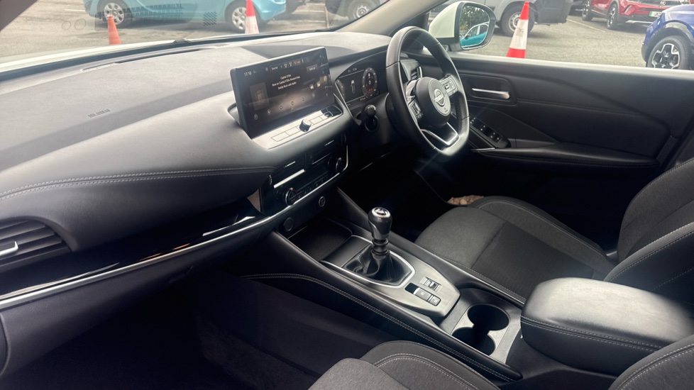 Nissan Qashqai 1.3 DiG-T MH N-Connecta 5dr Petrol Hatchback - Image 9