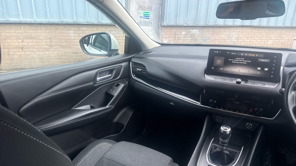 Nissan Qashqai 1.3 DiG-T MH N-Connecta 5dr Petrol Hatchback - Image 14