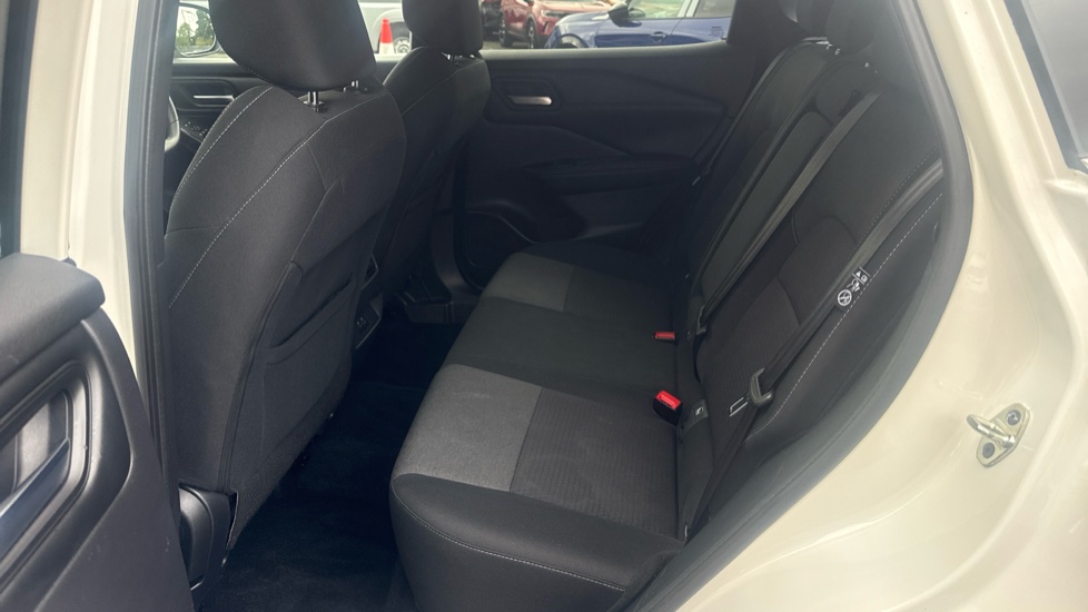 Nissan Qashqai 1.3 DiG-T MH N-Connecta 5dr Petrol Hatchback - Image 16