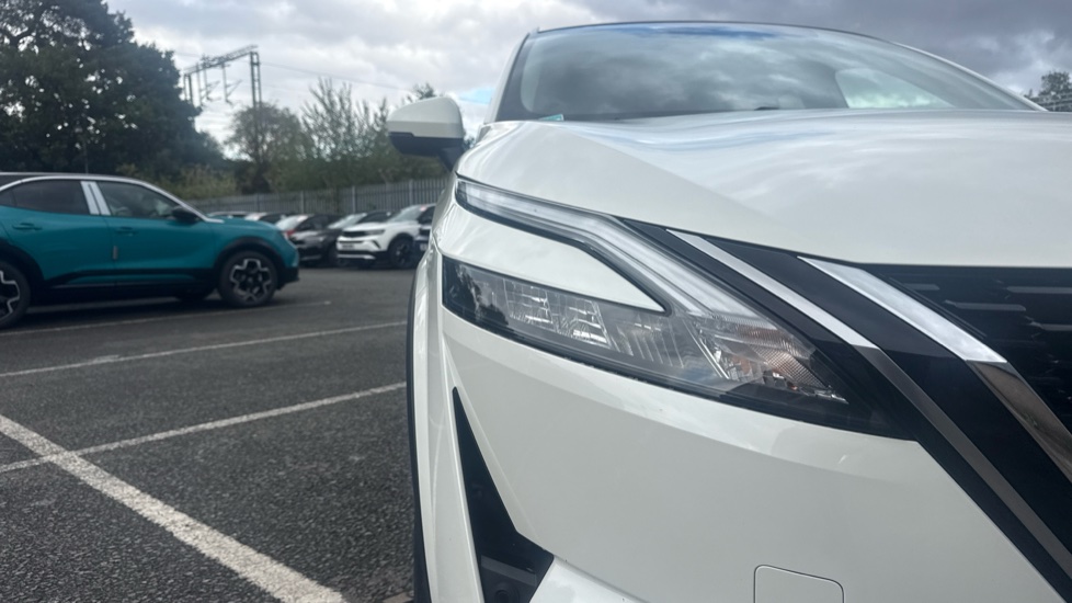 Nissan Qashqai 1.3 DiG-T MH N-Connecta 5dr Petrol Hatchback - Image 21