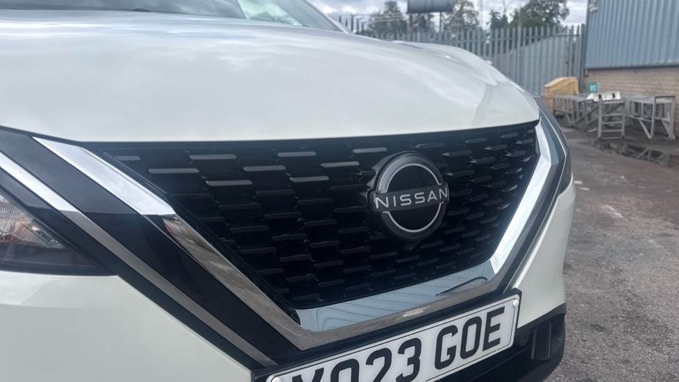 Nissan Qashqai 1.3 DiG-T MH N-Connecta 5dr Petrol Hatchback - Image 22