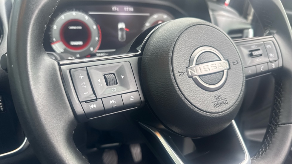 Nissan Qashqai 1.3 DiG-T MH N-Connecta 5dr Petrol Hatchback - Image 31