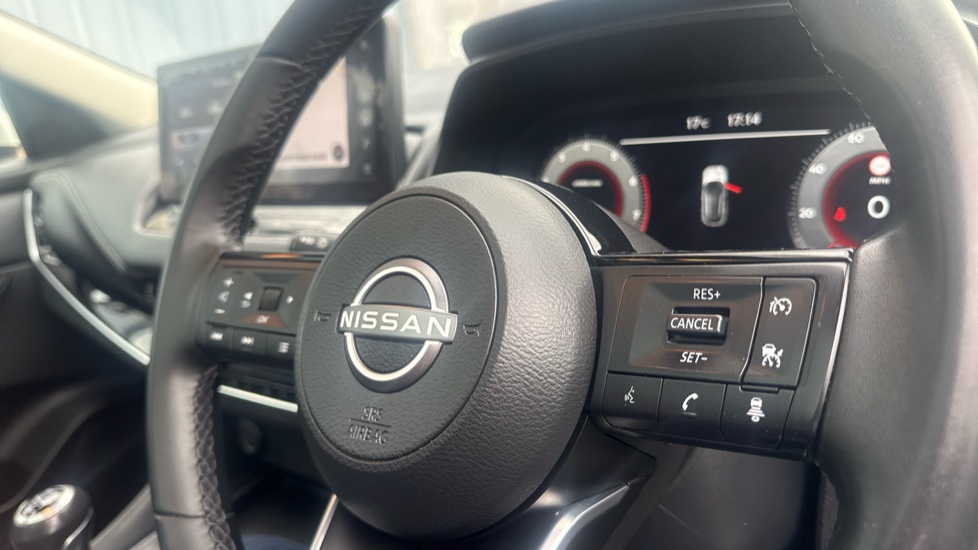 Nissan Qashqai 1.3 DiG-T MH N-Connecta 5dr Petrol Hatchback - Image 32