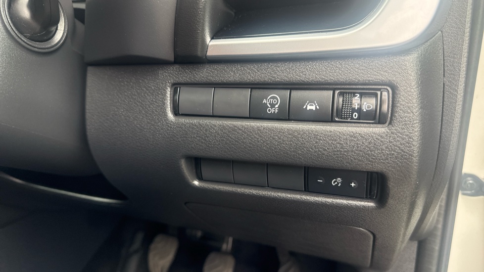 Nissan Qashqai 1.3 DiG-T MH N-Connecta 5dr Petrol Hatchback - Image 35