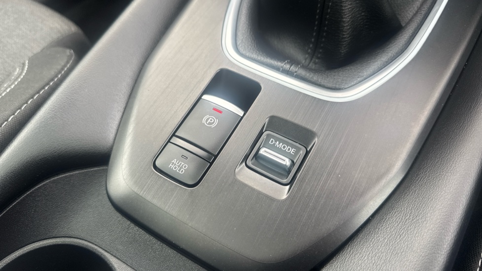 Nissan Qashqai 1.3 DiG-T MH N-Connecta 5dr Petrol Hatchback - Image 41