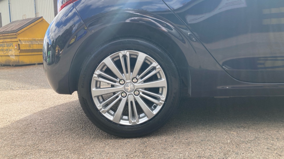 Peugeot 208 1.6 BlueHDi Allure 5dr Diesel Hatchback - Image 7