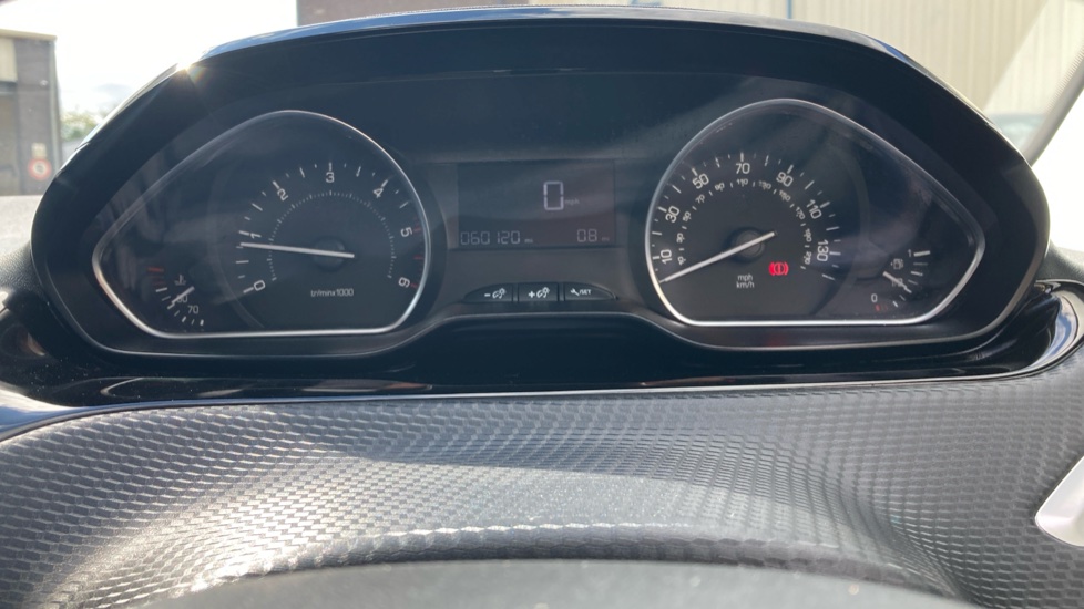 Peugeot 208 1.6 BlueHDi Allure 5dr Diesel Hatchback - Image 18