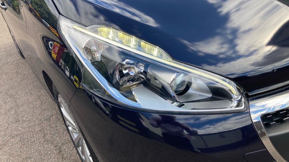 Peugeot 208 1.6 BlueHDi Allure 5dr Diesel Hatchback - Image 21