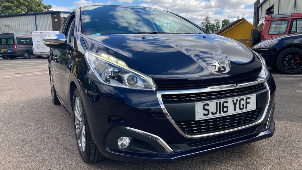Peugeot 208 1.6 BlueHDi Allure 5dr Diesel Hatchback - Image 23