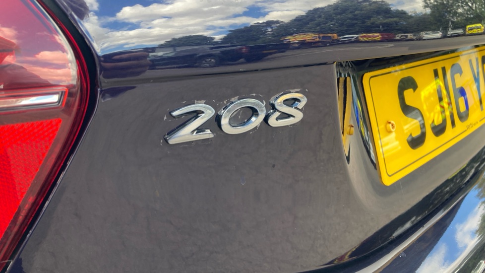 Peugeot 208 1.6 BlueHDi Allure 5dr Diesel Hatchback - Image 32