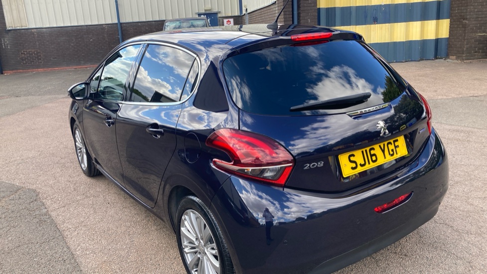 Peugeot 208 1.6 BlueHDi Allure 5dr Diesel Hatchback - Image 35