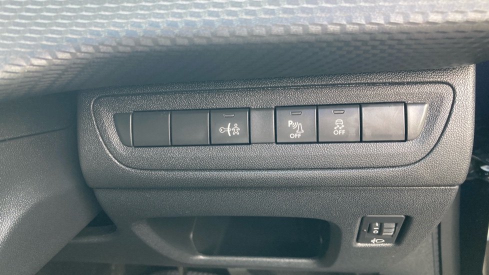 Peugeot 208 1.6 BlueHDi Allure 5dr Diesel Hatchback - Image 39
