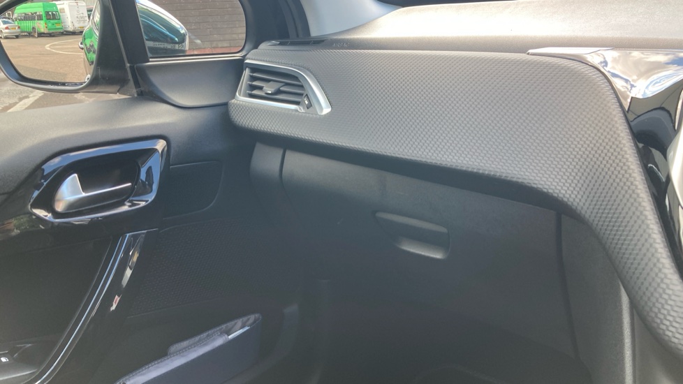 Peugeot 208 1.6 BlueHDi Allure 5dr Diesel Hatchback - Image 51